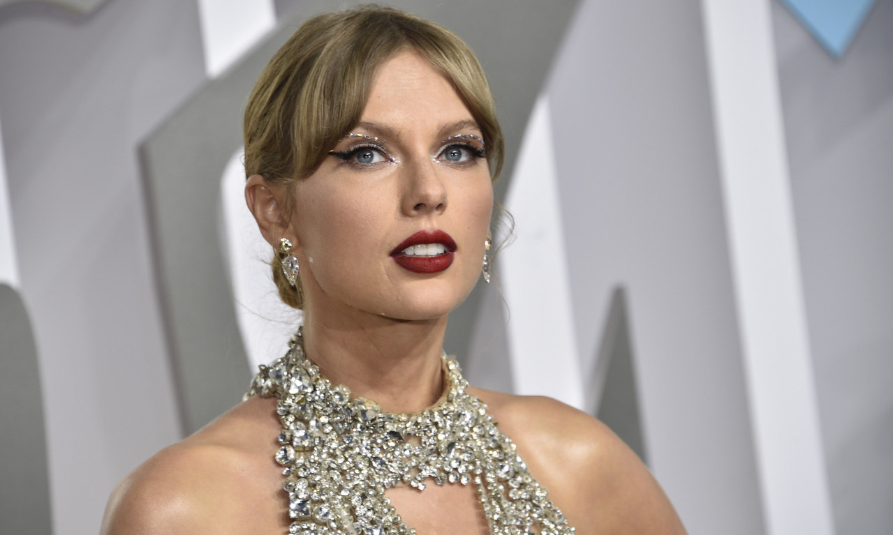 Za Tejlor Svift je ova JESEN u znaku 90-ih: Kako da stilizujemo ČIZME koje svaku devojku pretvaraju u ZAVODNICU