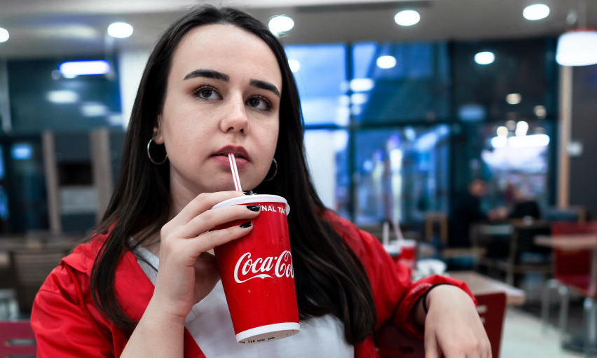 Malo piješ, malo KOSU PEREŠ: Coca-cola je NOVI HIT kada je reč o nezi kose