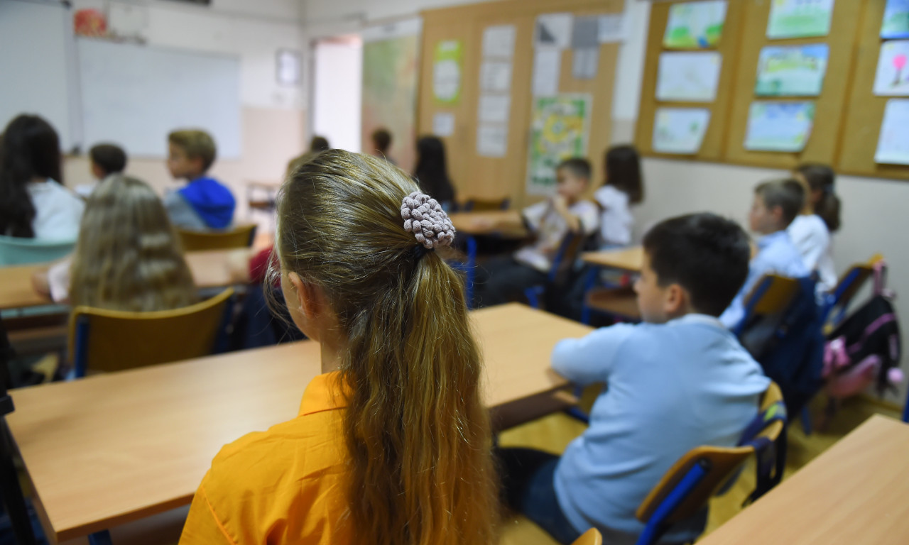 POLICIJA ČUVA ĐAKE nakon prijave da učenik ima SPISAK ZA ODSTREL: Deca ponovo POHAĐAJU nastavu