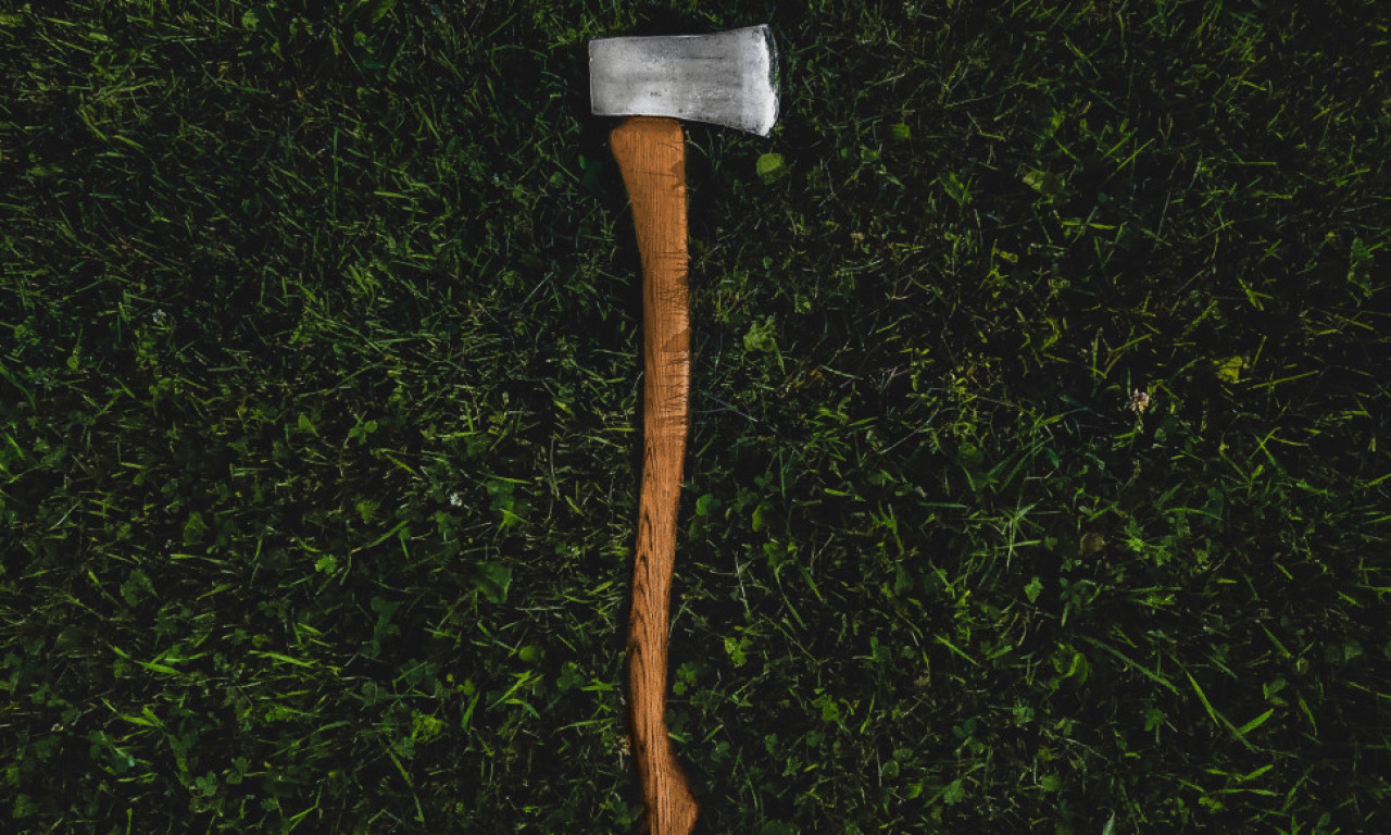 DRAMA U JAGODINI - SIN udarao SEKIROM OCA u glavu