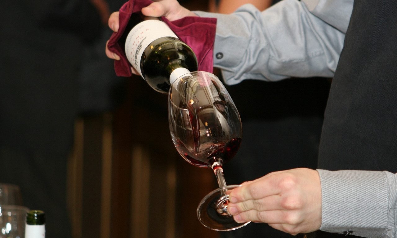 Gostu naplatili OTVARANJE VINA: Menadžer vinoteke otkriva o ČEMU SE RADI