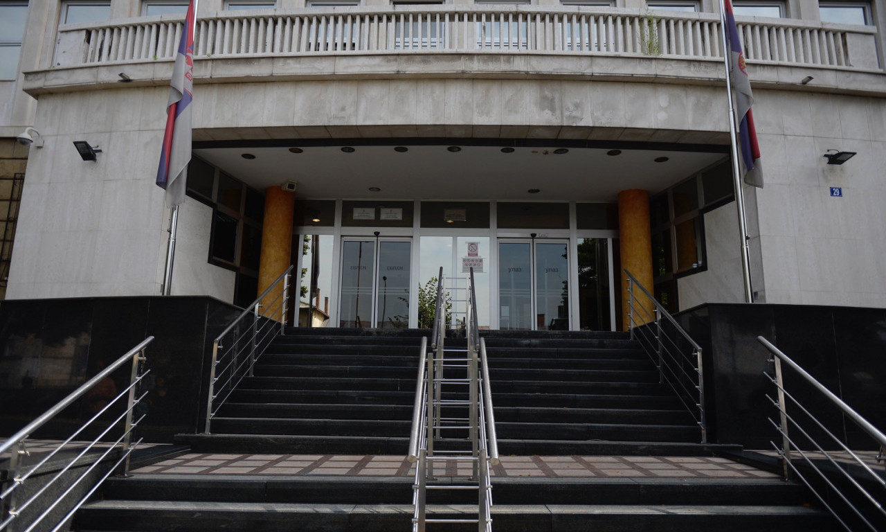 NEVIĐENE SCENE NA SUĐENJU VRAČARCIMA! Savić pred sudom i kao okrivljeni i kao žrtva - Džoni sa Vračara i Zvicer mu slali pečenje sa cijanidom u zatvor