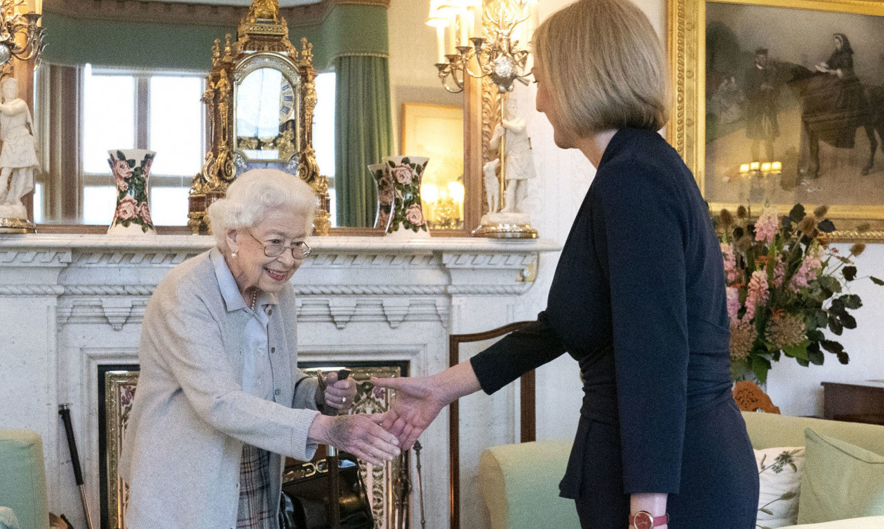 Kraljica "ODOBRILA" novu premijerku, DŽONSON PORUČIO da je dobro što će Britaniju voditi "SAOSEĆAJNA ELIZABET"
