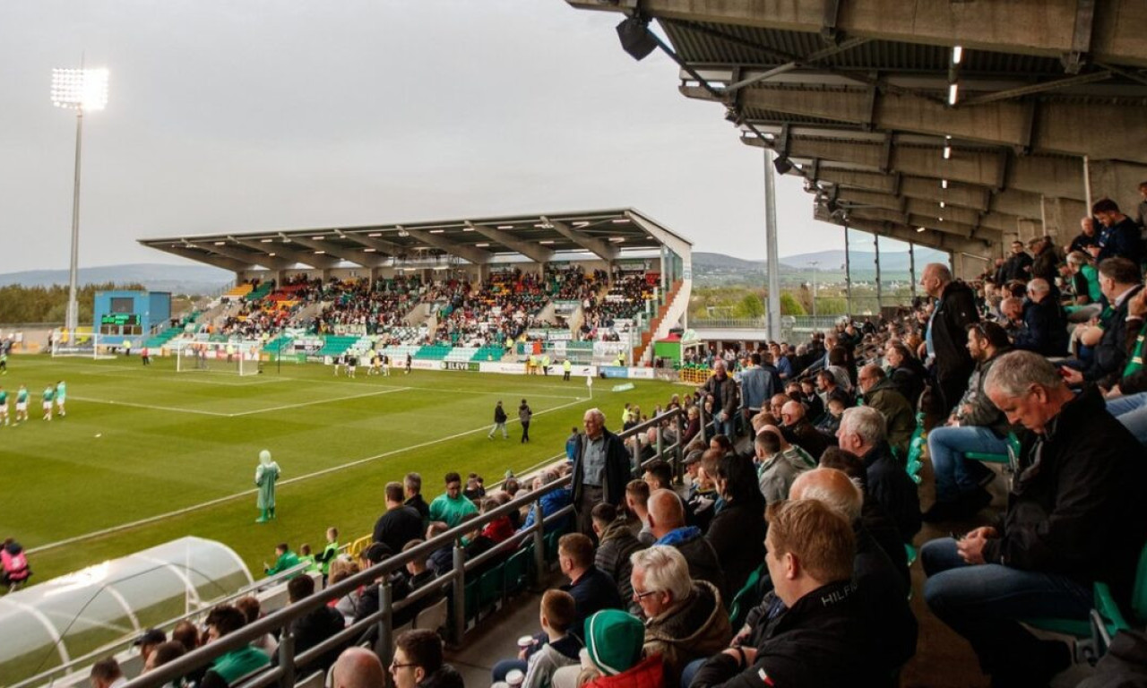 "Lizi je u kovčegu...": Irci MORBIDNOM PESMOM slavili smrt kraljice Elizabete na stadionu u Dablinu