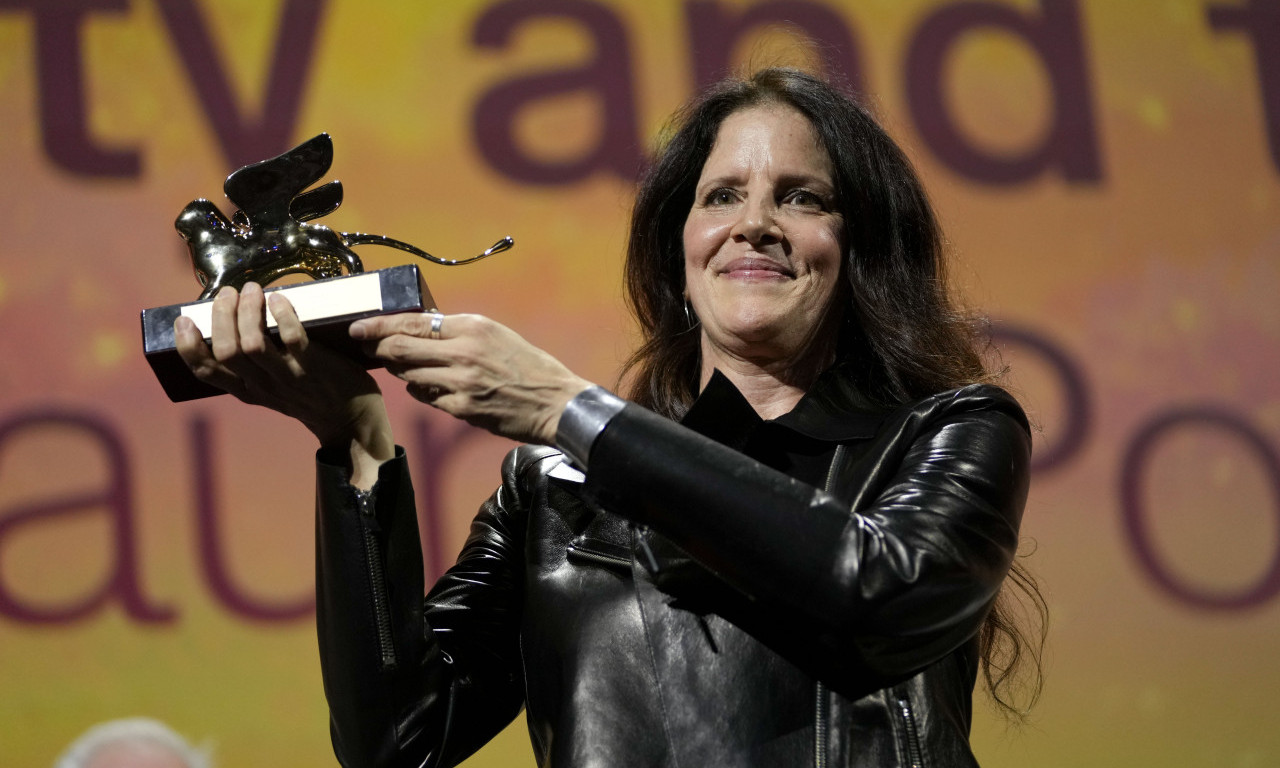 ZLATNI LAV u Veneciji DOKUMENTARCU o borbi fotografa NEN GOLDIN protiv bogataške porodice Sekler