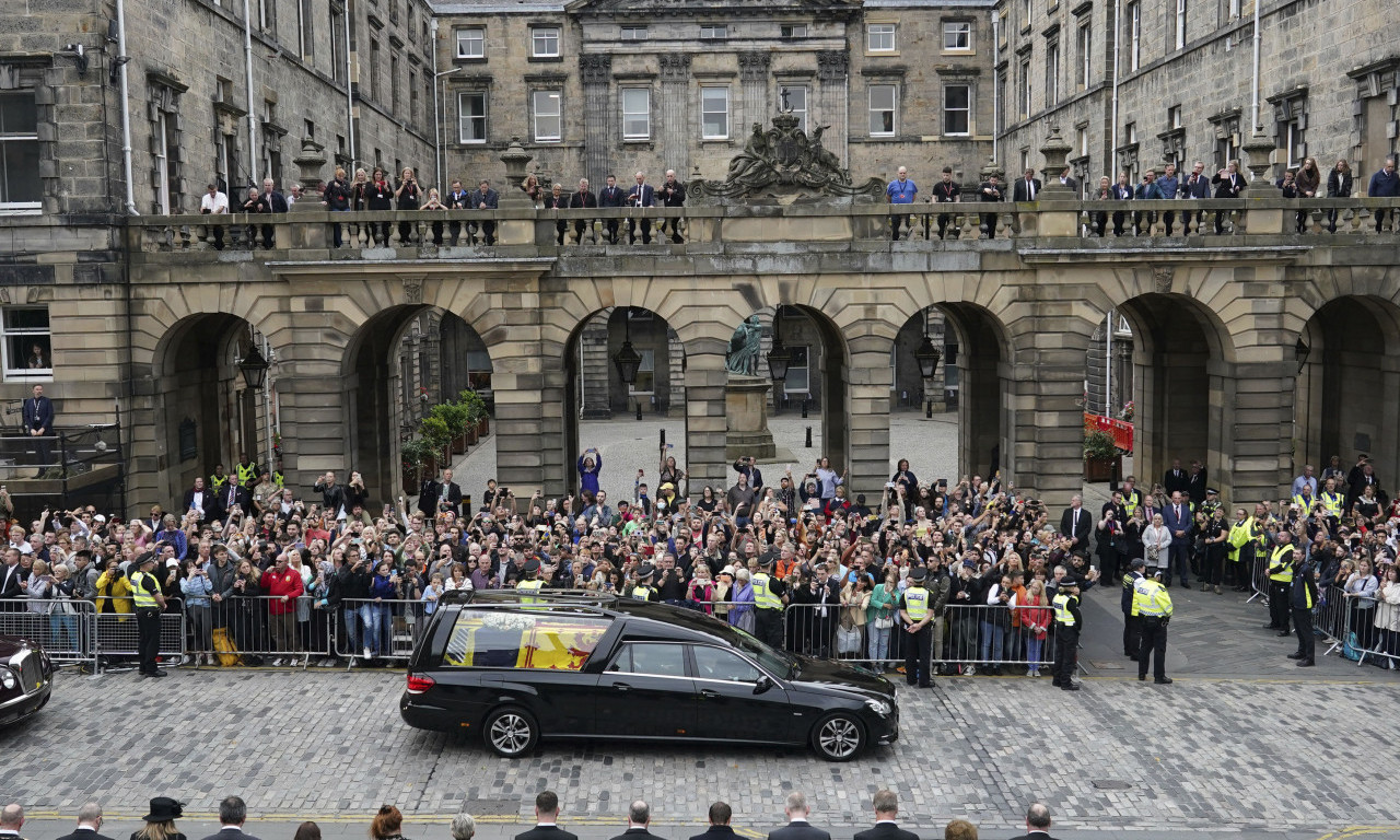 Hiljade ljudi na ulicama - kovčeg sa telom kraljice Elizabete II stigao u Edinburg