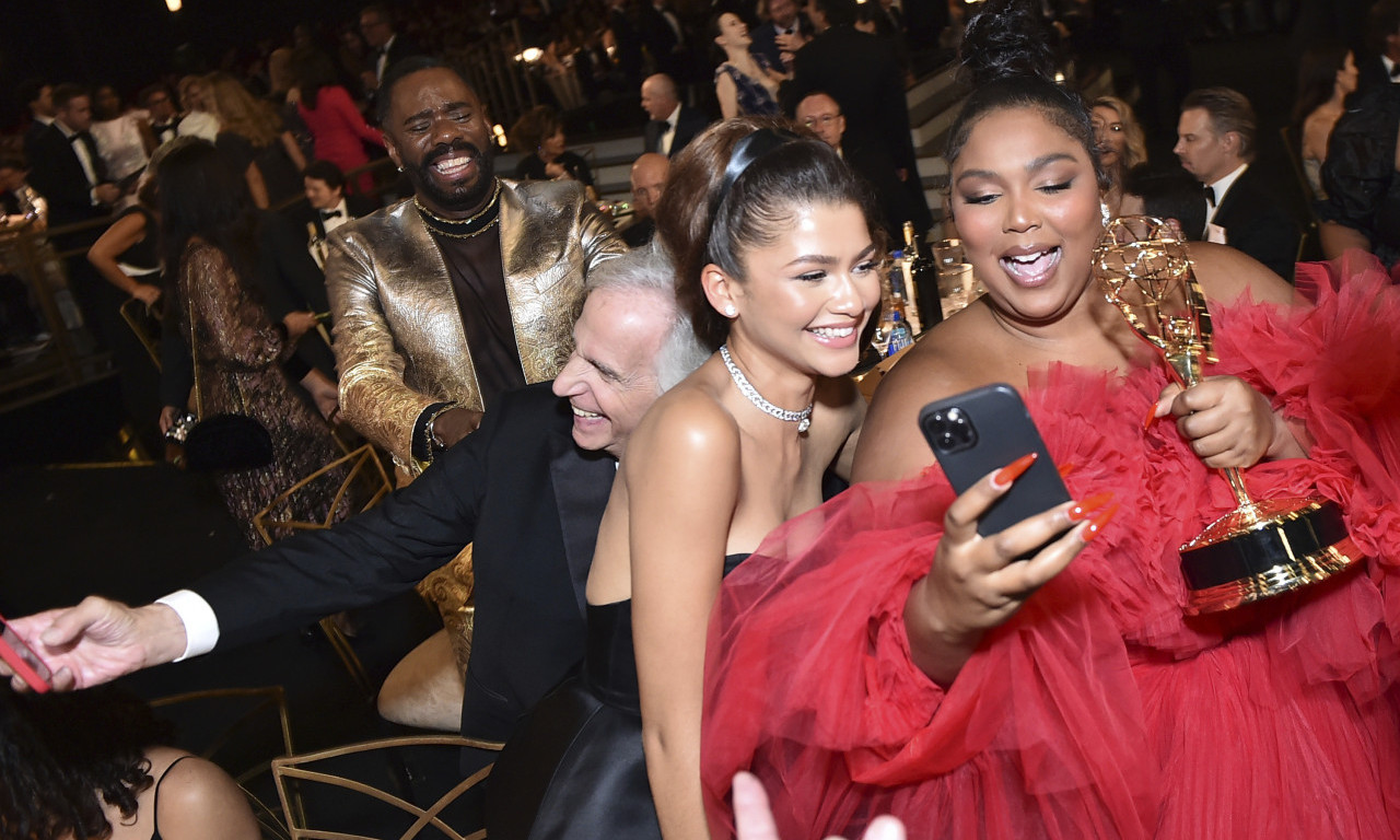 Pogledajte kako su se zvezde SKOCKALE na dodeli EMMY NAGRADA