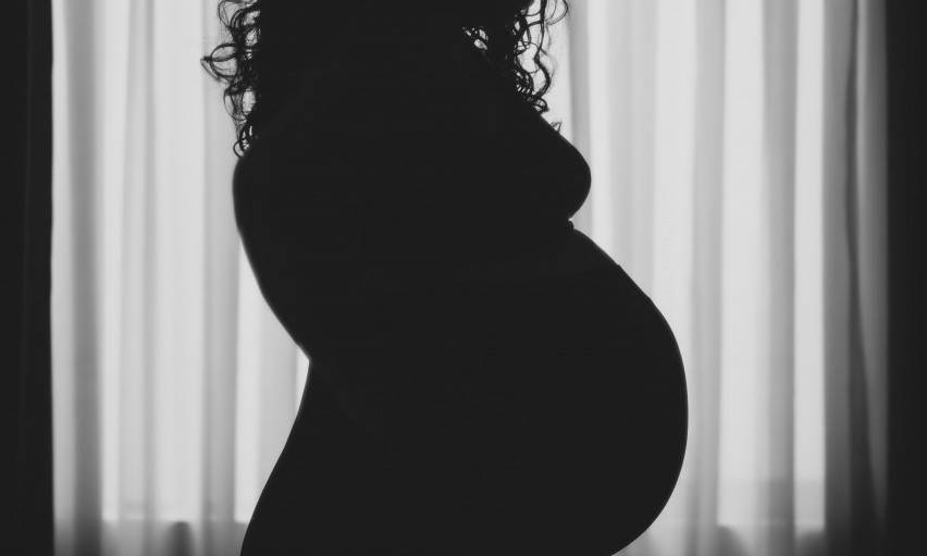Trudnica u devetom mesecu se POLILA BENZINOM I ZAPALILA, u teškom stanju prebačena u KC Kragujevac