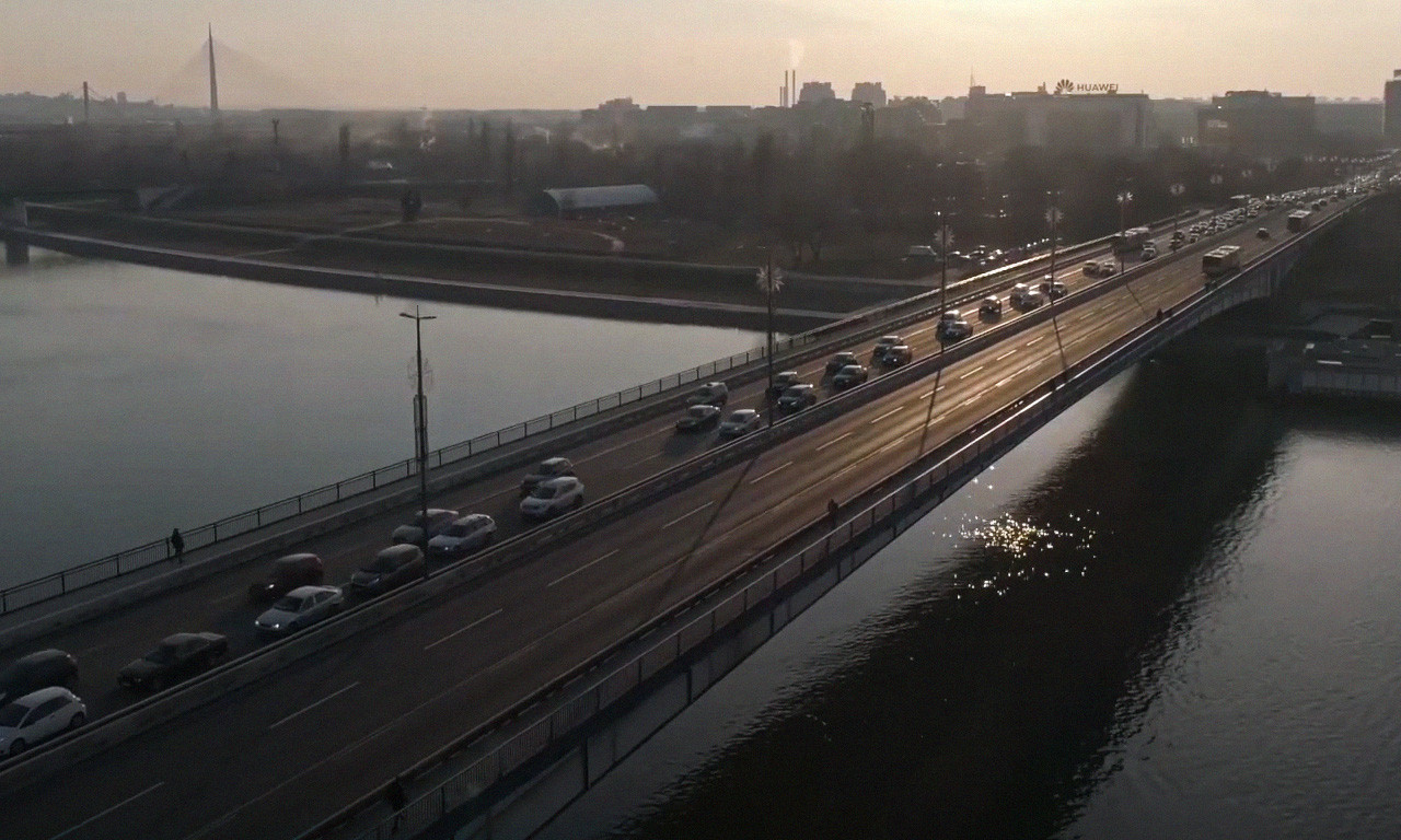 Samo je SPUSTIO KESU I BACIO SE preko ograde - muškarac skočio sa Brankovog mosta