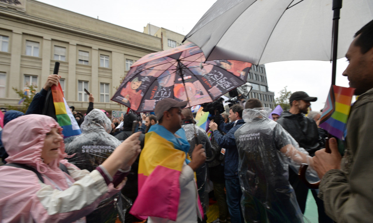 NAPETO U BEOGRADU: Učesnici Evroprajda u ŠETNJI, incidenti na Autokomandi