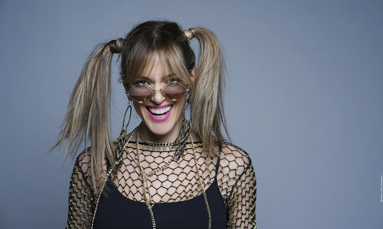 Ona je - ŽENA DETE: Zoe Kida predstavila novi singl, svoju neočekivanu i autentičnu LIČNU KARTU