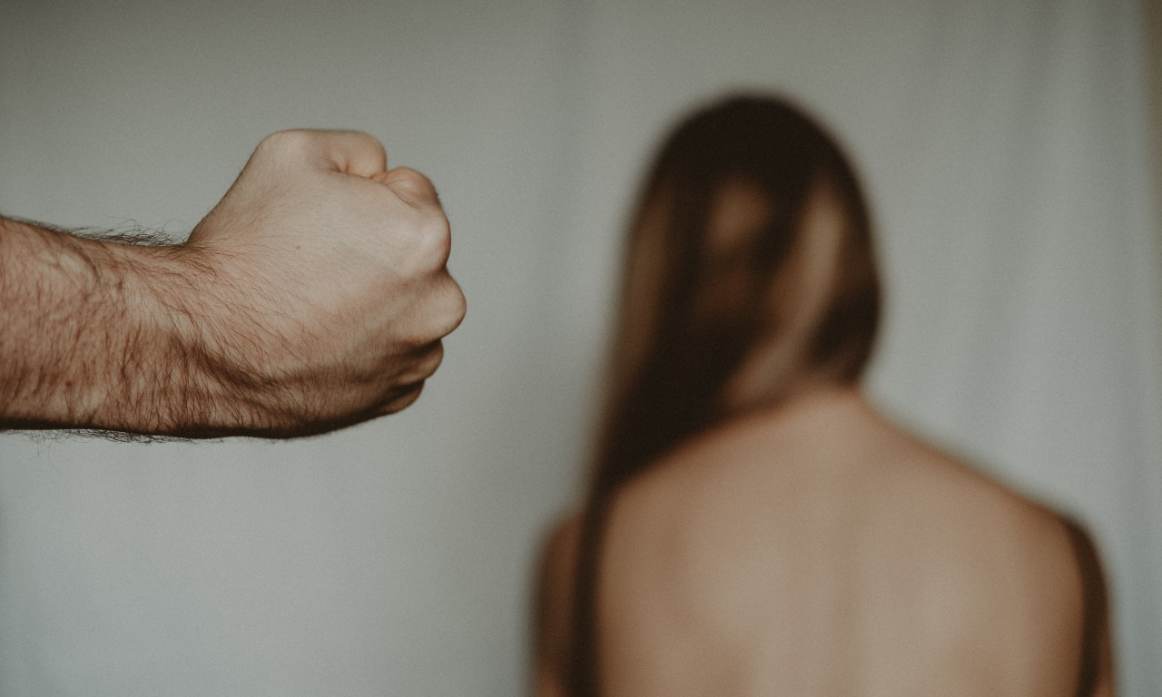 22 ŽENE žrtve PORODIČNOG NASILJA u Srbiji - borba PROTIV zlostavljanja ODGOVORNOST celog DRUŠTVA