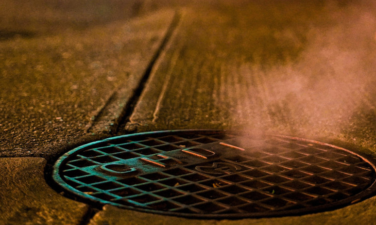 UŽAS U LAZAREVCU Vodoinstalater popravljao vodu, pa upao u šaht - preminuo na licu mesta