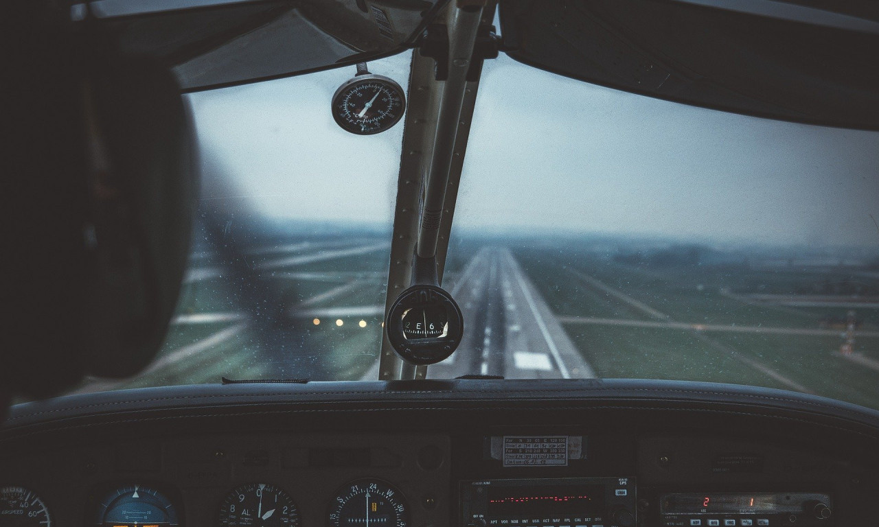 BOMBA U AVIONU, PILOT SE JAVIO: Drama i hitno sletanje u PODGORICI!