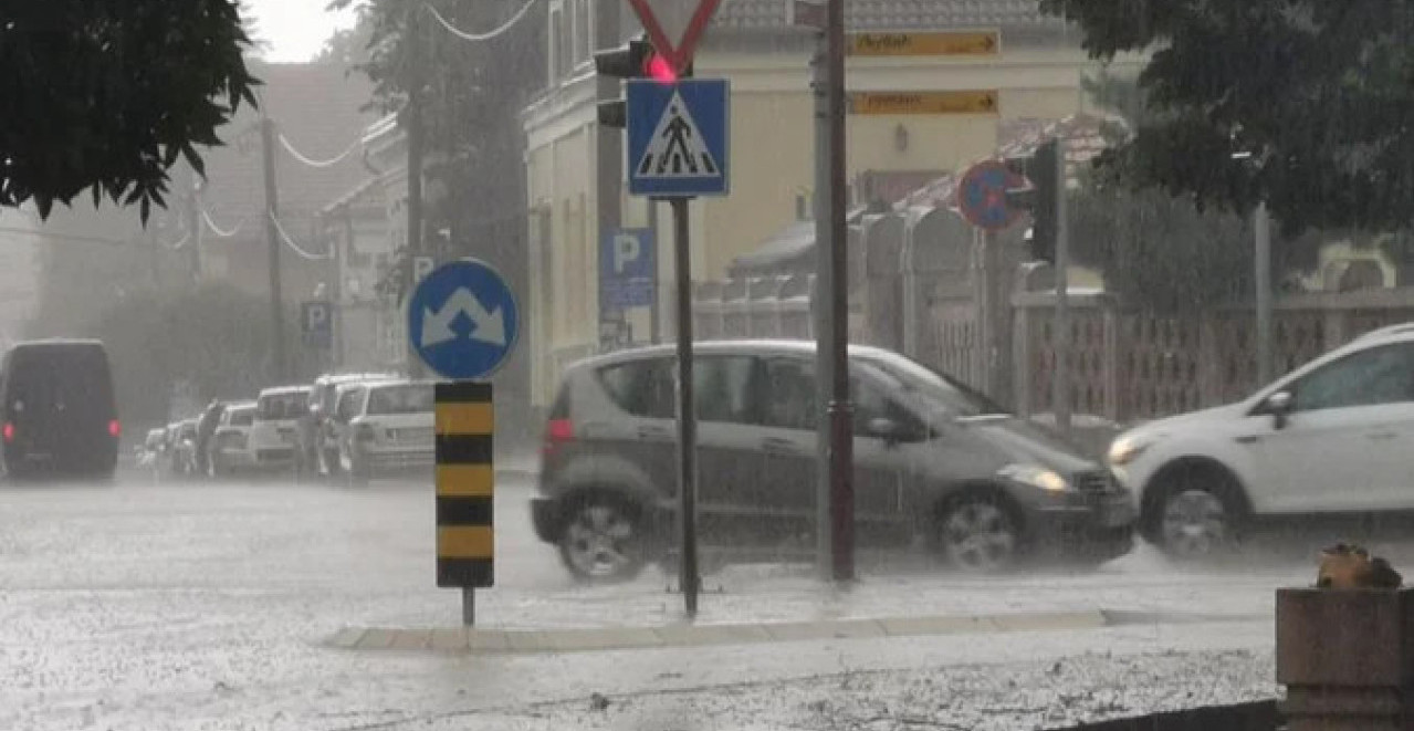 OLUJA, PLJUSKOVI I JAK GRAD PARALISALI SRBIJU Ulice pod vodom, a tek stiže opasno nevreme! (VIDEO)
