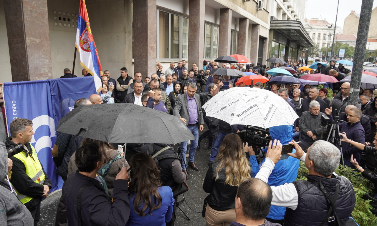 PROTEST ispred Skupštine Beograda: Radnici GSP i sindikati na ulici