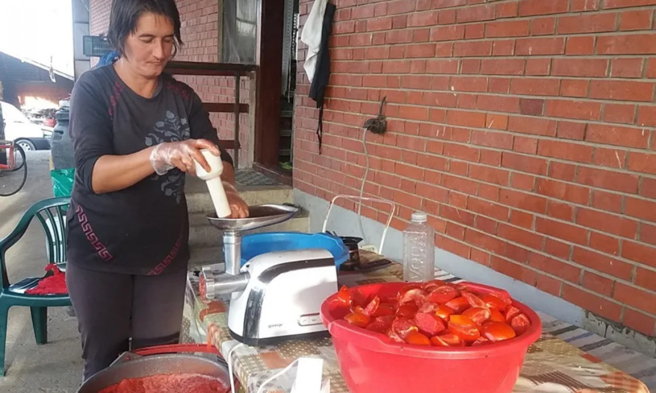 Vredna Biljana ručno samelje i do 2.000 kilograma paradajza i SVE PRODA