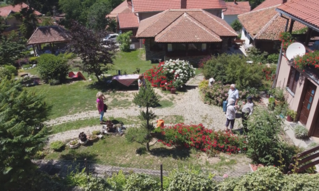 NJEGOŠ KUĆU OD 100 KVADRATA DAJE BESPLATNO NA KORIŠĆENJE! U blizini je DVE PRELEPE BANJE,  ali ima JEDNA CAKA