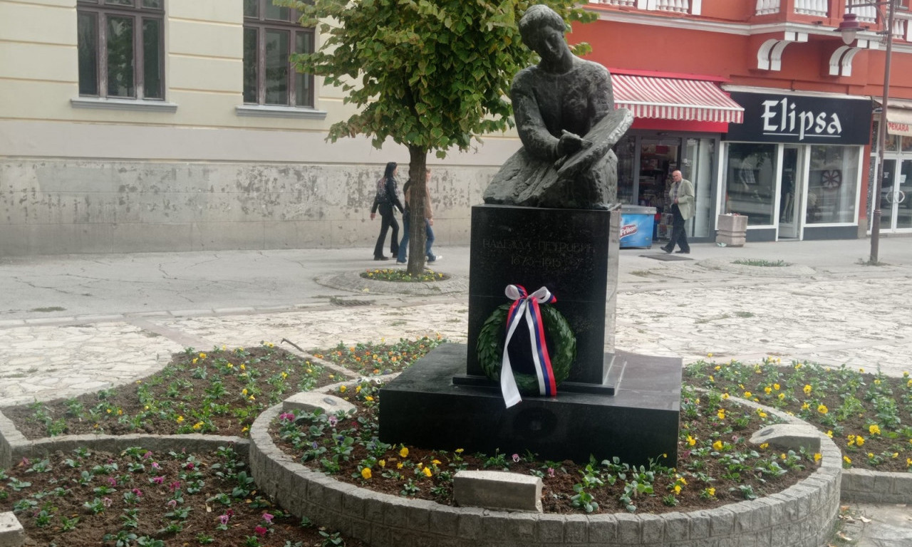 U Čačku počinje Memorijal Nadežde Petrović, položen venas na njen spomenik ispred Gimnazije.