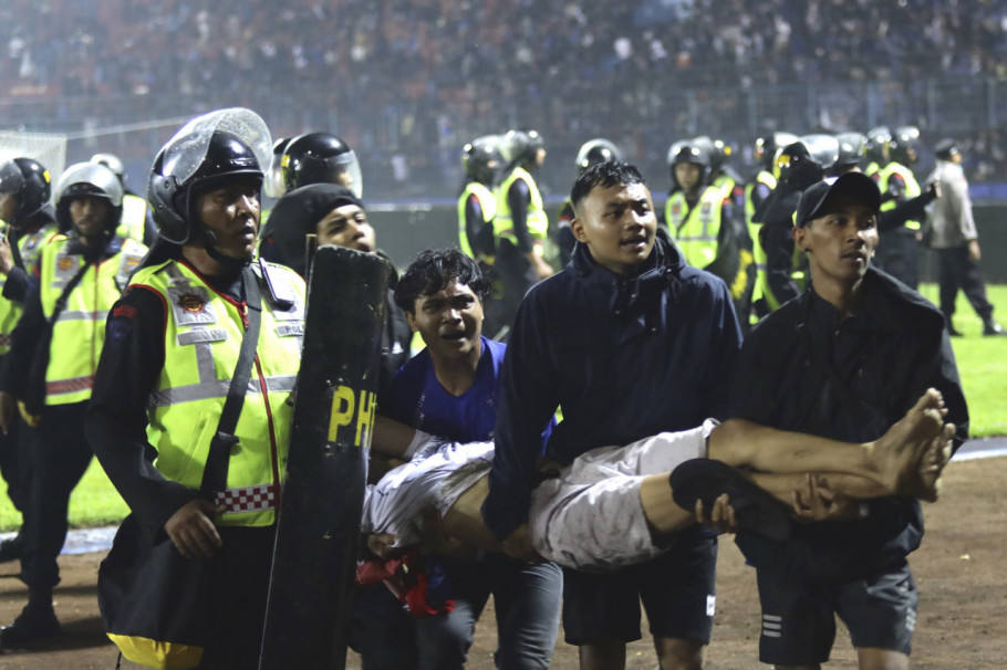 Na meču između Arema i Persebaje Surabaje (2:3), u Indoneziji, izbili su neredi na stadionu