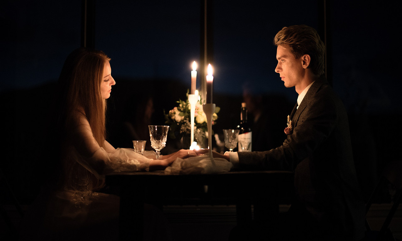 Večera u MRAKU pod svećama i HLADNA supa - da li je ovo BUDUĆNOST ugostiteljstva?