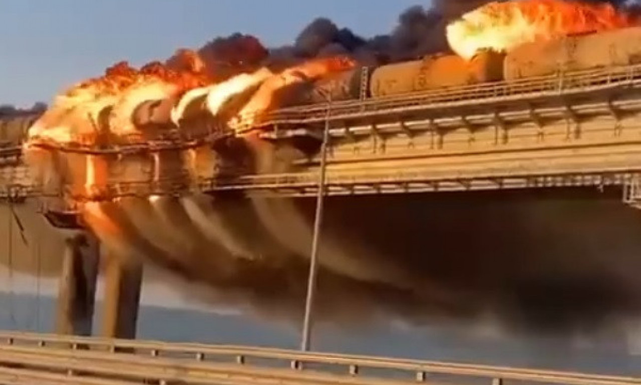 Velika EKSPLOZIJA na Krimskom mostu - srušen deo konstrukcije