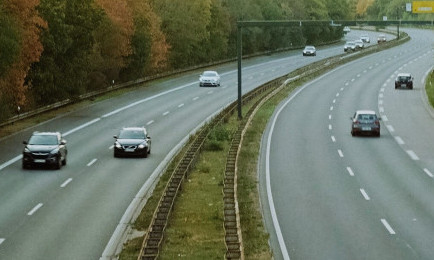 NAKNADA ZA PUTEVE POSKUPLJUJE ZA 40 ODSTO U HRVATSKOJ Da li će i vozači iz Srbije ovo morati da plaćaju?