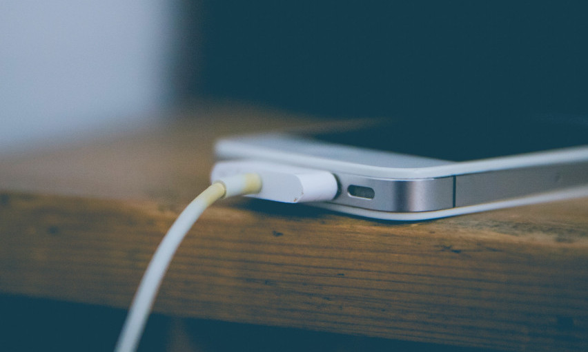 LEGLI NA RUDU: Apple potvrdio da iPhone dobija USB-C ali već ima i REZERVNI PLAN