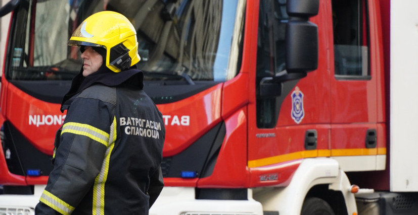 POŽAR NA ČUKARICI: Vatra zahvatila krov porodične kuće, vatrogasci spasili ljude u poslednjem trenutku