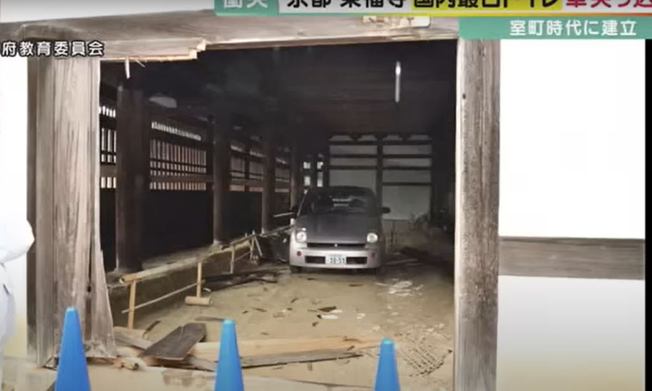 Vozač AUTOM uleteo u NEPROCENJIVO VREDAN TOALET napravljen u SREDNJEM VEKU