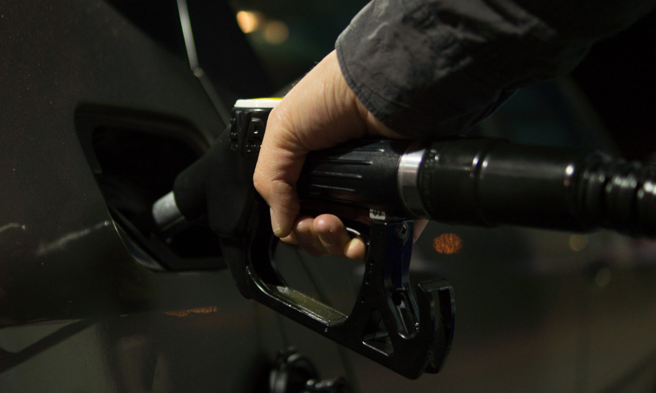 OBRADOVAĆE VAS nove CENE GORIVA: Benzin i dizel JEFTINIJI su za po 4 dinara