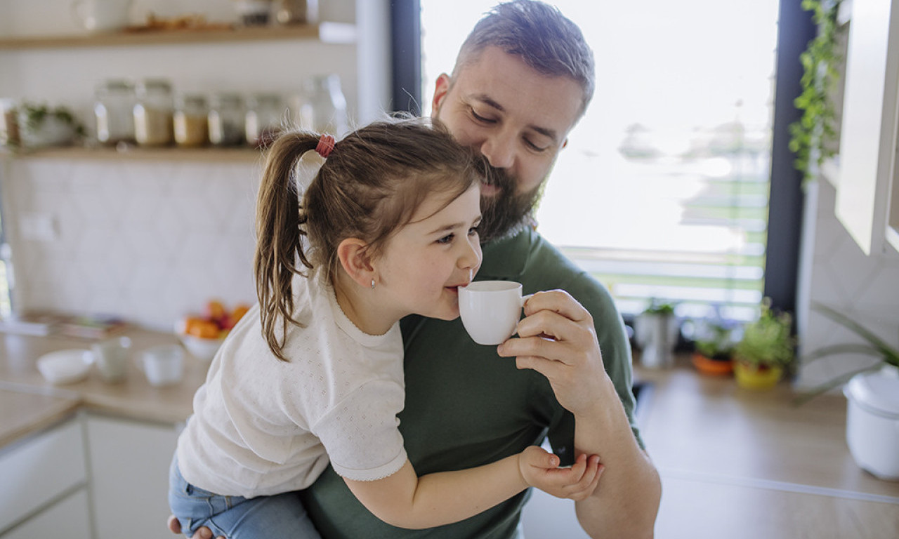 Neće da im PORASTE REP, ali deci ipak ne treba DAVATI KAFU – evo i zašto