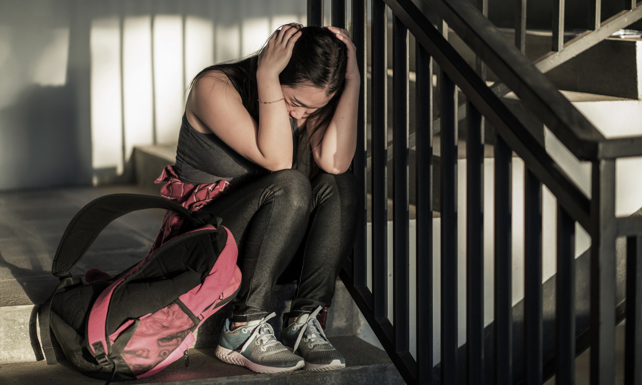 DEVOJČICA (14) NOŽEM NASRNULA NA OCA Horor u Zemunu