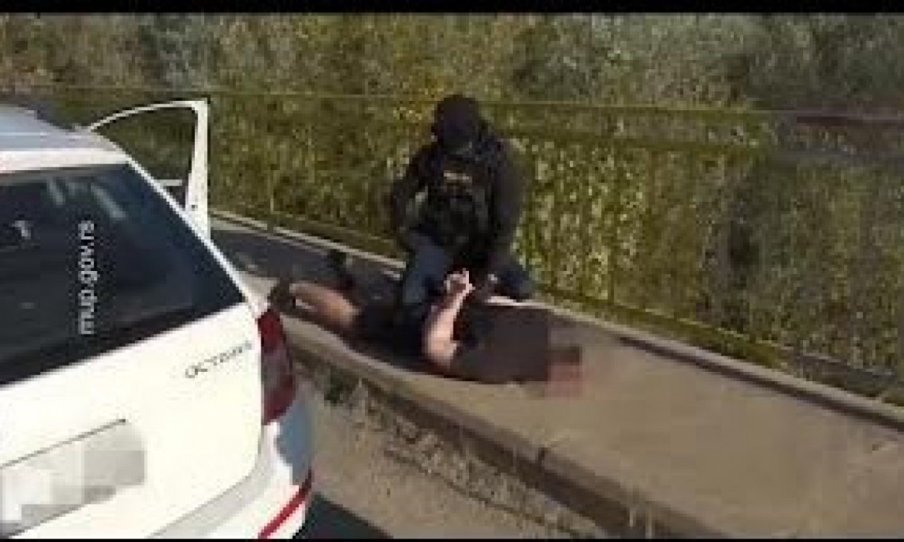 POGLEDAJTE snimak MUNJEVITE akcije: SRPSKA POLICIJA na mostu presrela dilere DROGE