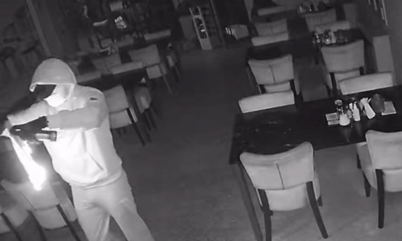 Prijepolje: Muškarac sa fantomkom upao u RESTORAN i zapalio MOLOTOVLJEV koktel