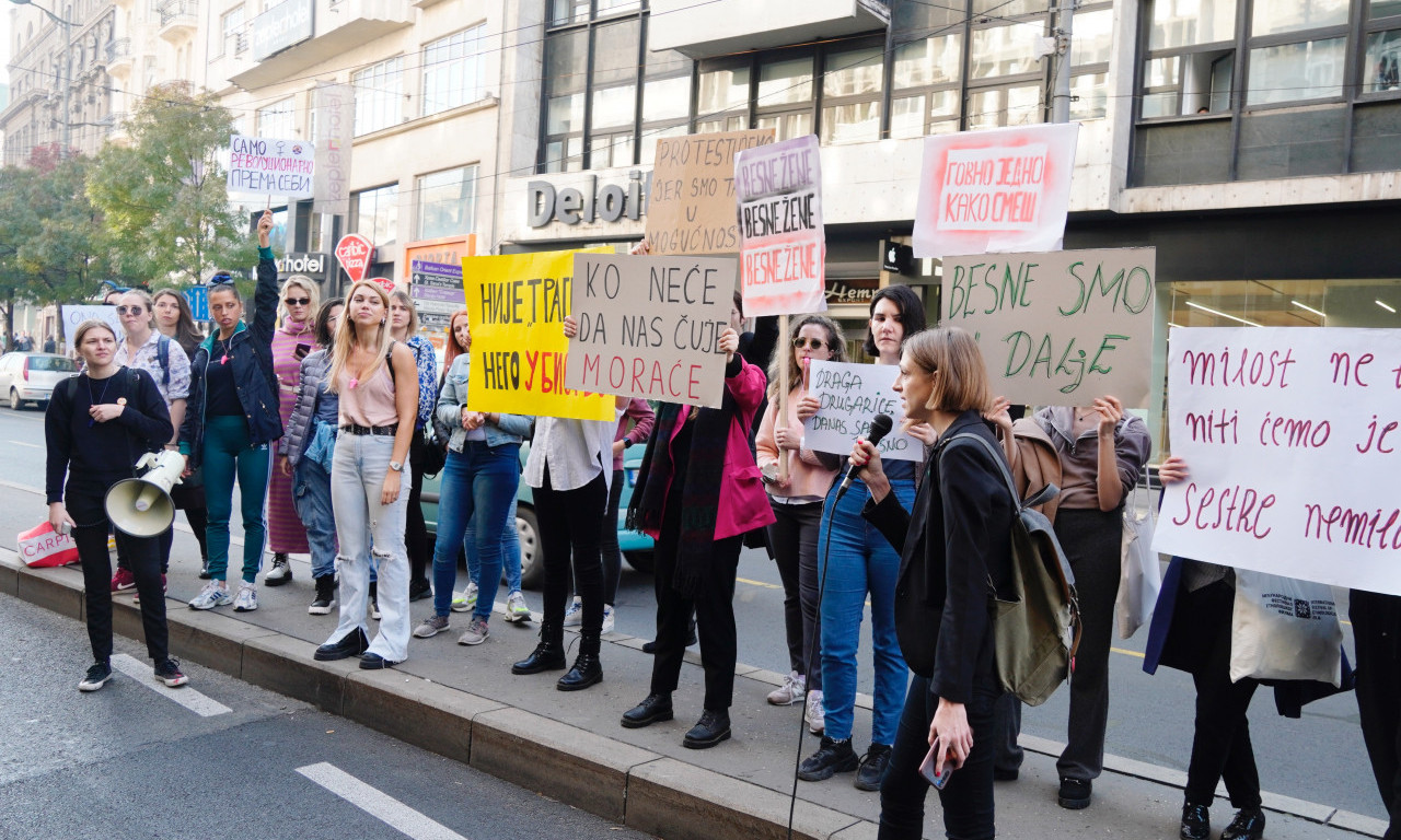 Novi PROTEST ispred Informera - žene traže da se intervju sa SILOVETELJEM ZAUVEK IZBRIŠE