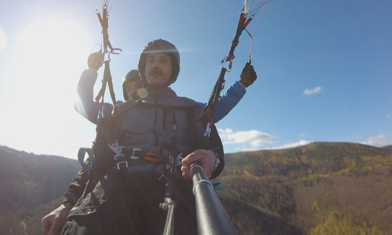 MARKO iz Arilja potvrdio da HENDIKEP nije PREPREKA: Leteo PARAGLAJDEROM i ostvario svoj SAN