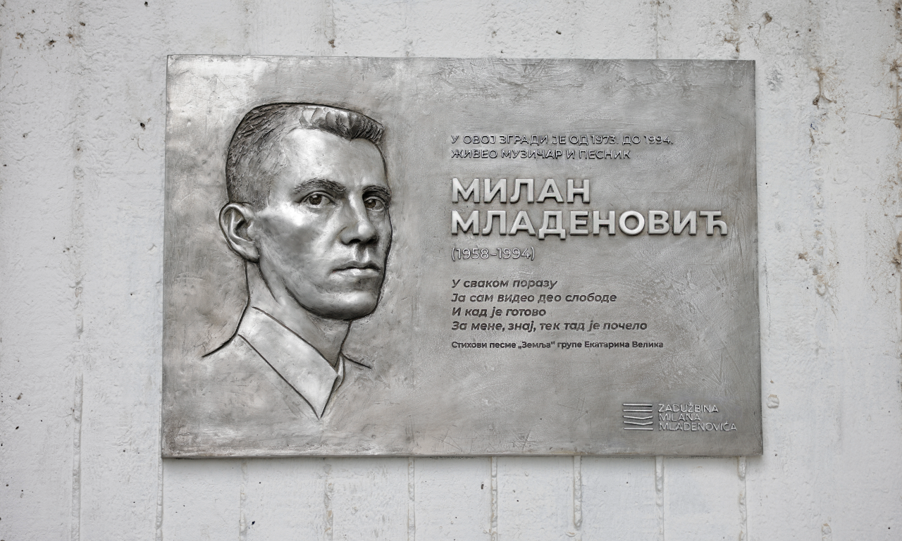 Otkrivena spomen ploča MILANU MLADENOVIĆU, na ulazu u zgradu gde je stanovao legendarni muzičar