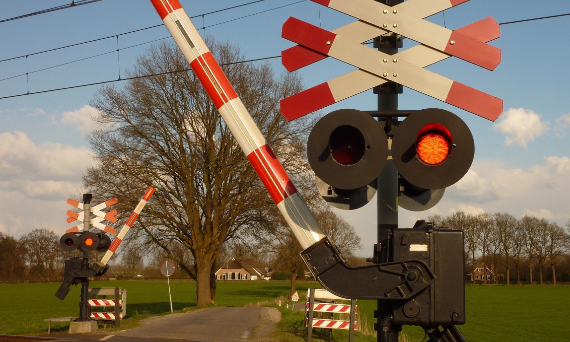 AUTOMOBILU OTPAO TOČAK NASRED PRUGE Pogledajte neviđenu dramu na pružnom prelazu, policajac pritekao u pomoć (VIDEO)