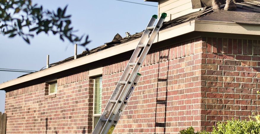 MUŠKARAC (90) PAO SA KROVA KUĆE! Stradao na licu mesta, ovo su detalji tragedije