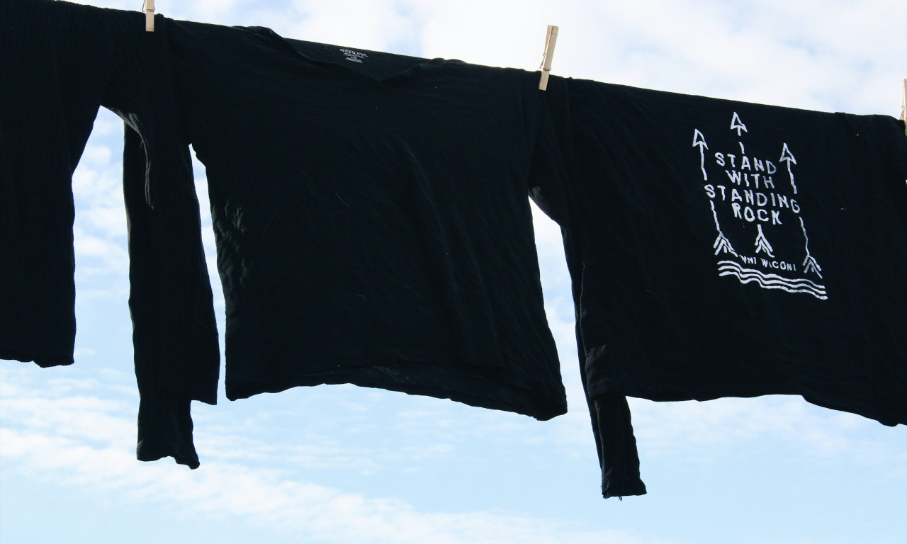 Kako da vam VEŠ što duže ostane CRN: 6 TRIKOVA za PRAVILNO pranje