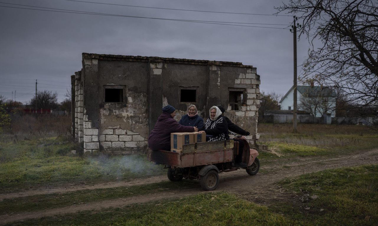 U toku je EVAKUACIJA Hersona: Zvaničnici POZVALI Ukrajince da odu u SIGURNIJA područja