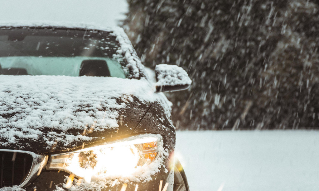 KAKO OČISTITI SNEG SA AUTA ZA 5 MINUTA Pola Srbije radi pogrešno - evo šta znatno skraćuje vreme odleđivanja