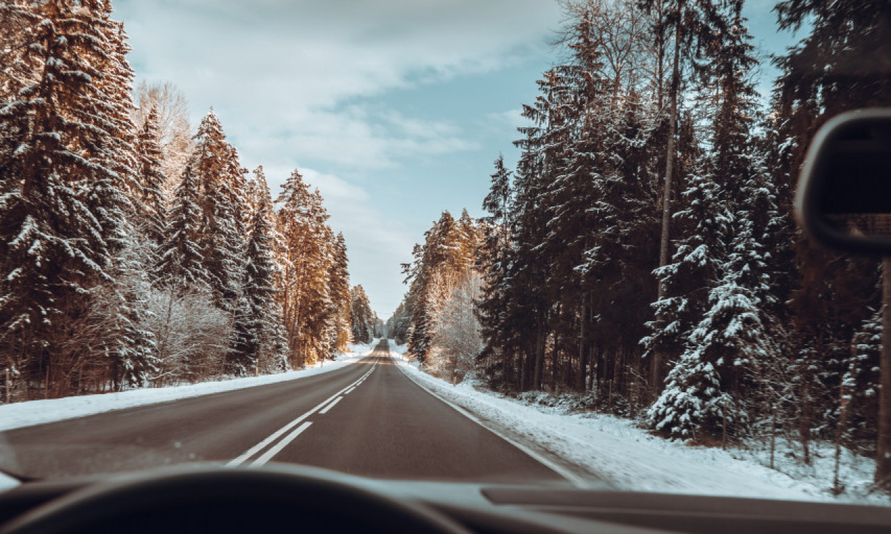 Glavni putni pravci u zemlji PROHODNI, u Ivanjici, Novom Pazaru i na jugu Srbije ima raskvašenog snega