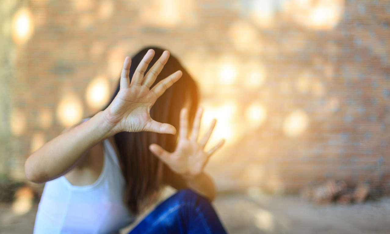 JEZIVE SCENE NA ULICAMA GLAVNOG GRADA Maloletnice napale devojku u Beogradu!