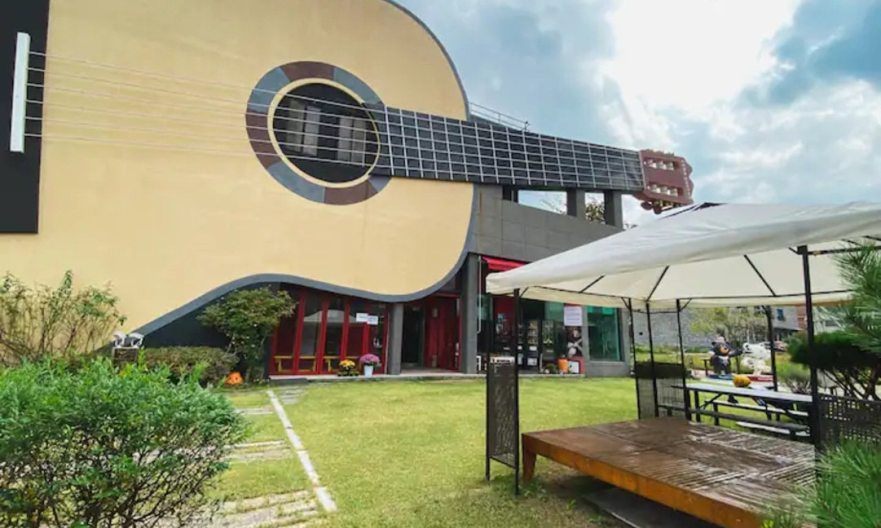 Da li biste ODMOR proveli u DŽINOVSKOJ GITARI? A imate i besplatne časove UKULELEA