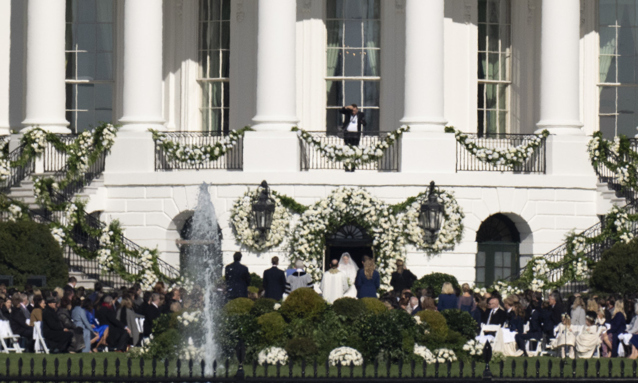 Deda sve plaća: BAJDENOVA UNUKA se udala u bašti BELE KUĆE
