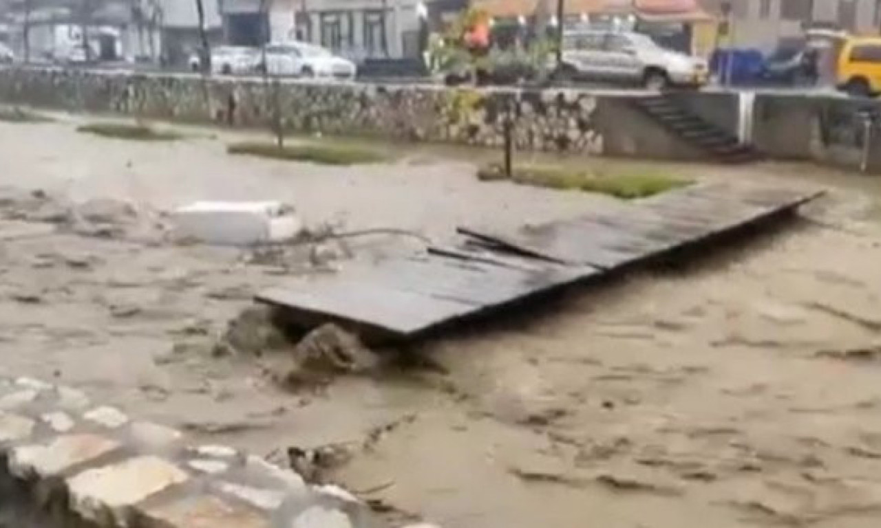 Frižider juri PODIVLJALOM REKOM u Novom Pazaru, UDARA U MOST I RUŠI GA U KOMADE - pogledajte snimak s lica mesta