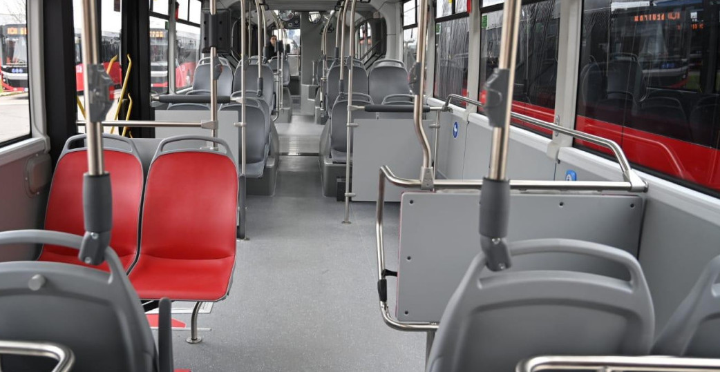 NEPOZNATI MLADIĆI TUKLI DEVOJČICU (16) U AUTOBUSU Užas u Novom Sadu: Napali je bez povoda - da li je to novi TikTok trend?