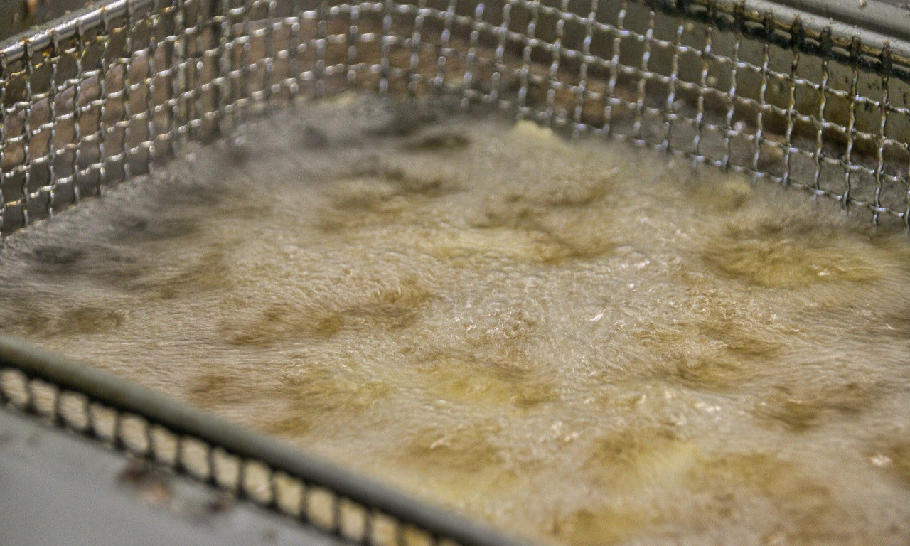 LOPOVI UKRALI ISKORIŠĆENO ULJE IZ KIOSKA BRZE HRANE Za sve je kriva nova cena nafte